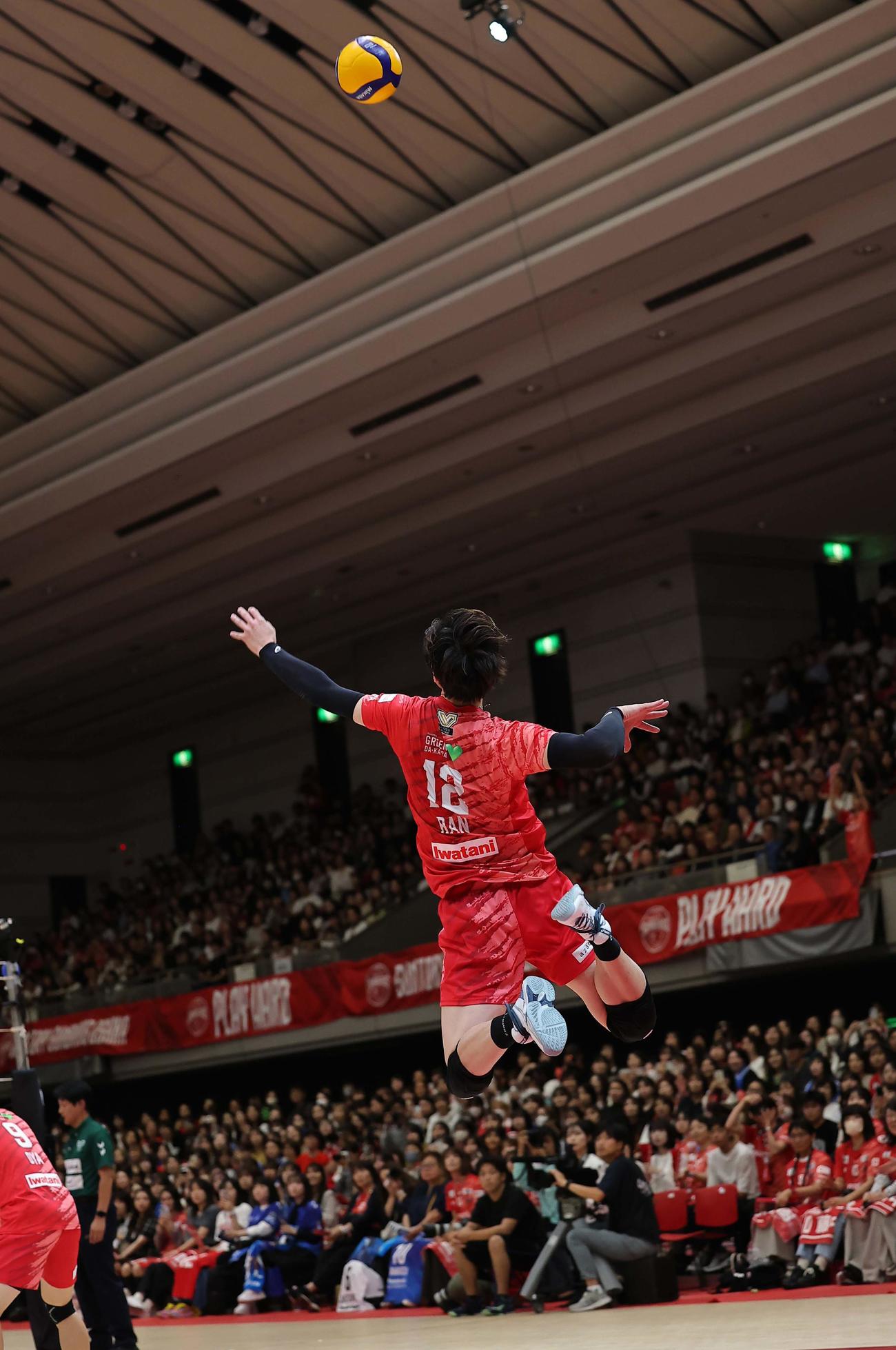 サントリー対大阪B　ジャンピングサーブをするサントリー高橋藍（撮影・上田博志）