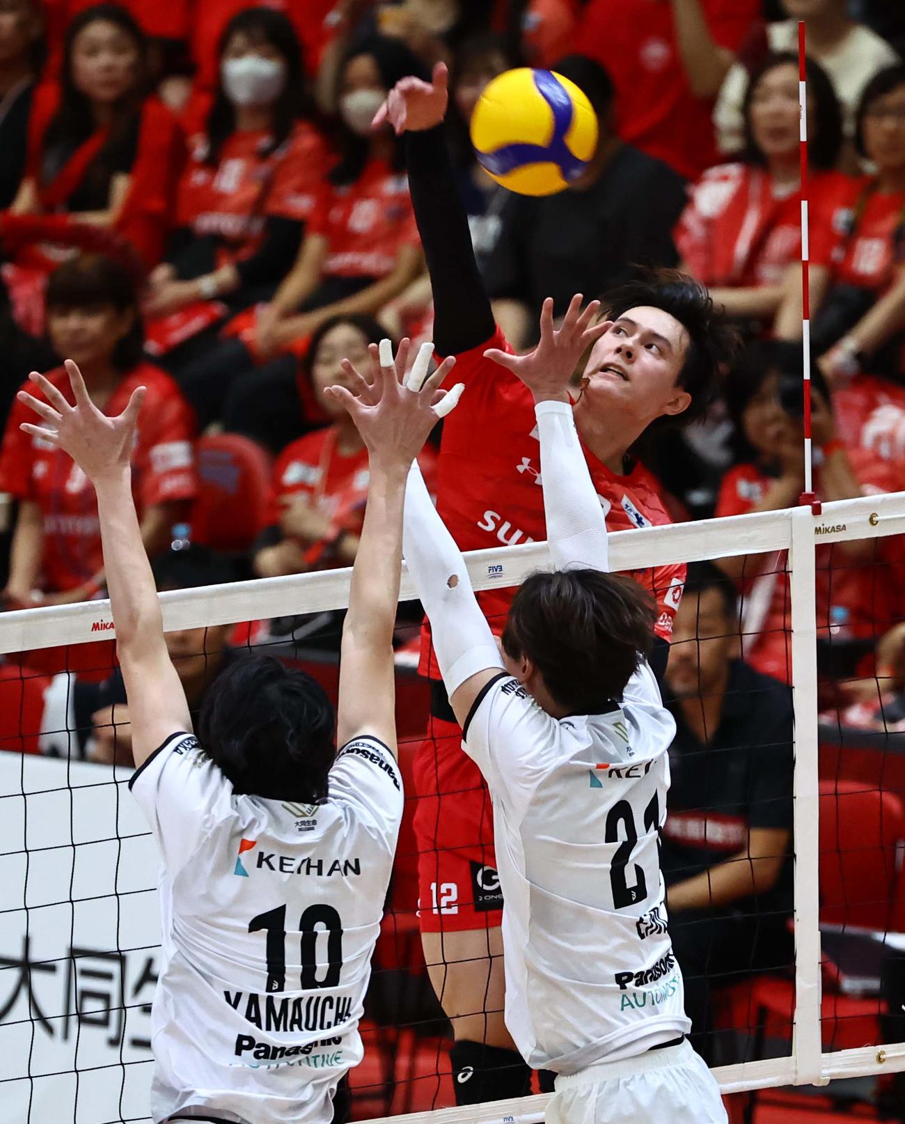 サントリー対大阪B　アタックを決めるサントリー高橋藍（撮影・上田博志）