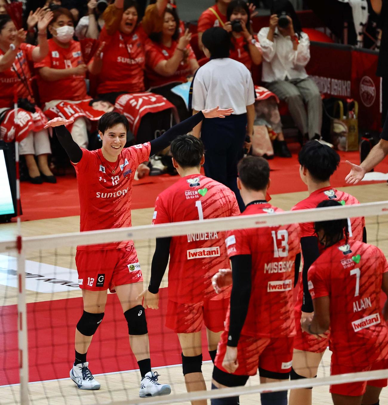 サントリー対大阪B　サントリー高橋藍（左）は笑顔を見せて得点を喜ぶ（撮影・上田博志）