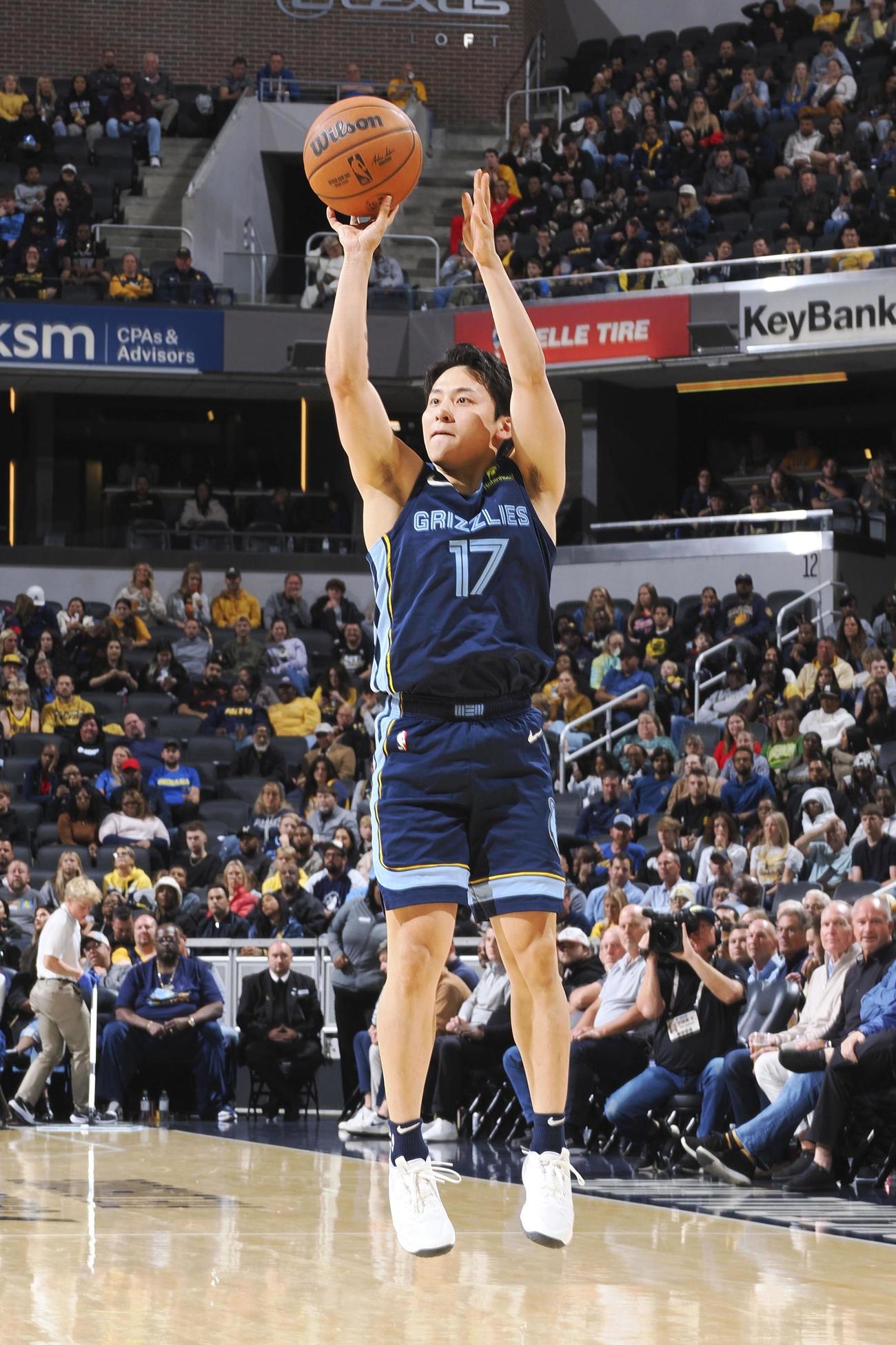 グリズリーズのキャンプに参加し、オープン戦でシュートを放つ河村（NBAE・ゲッティ＝共同）
