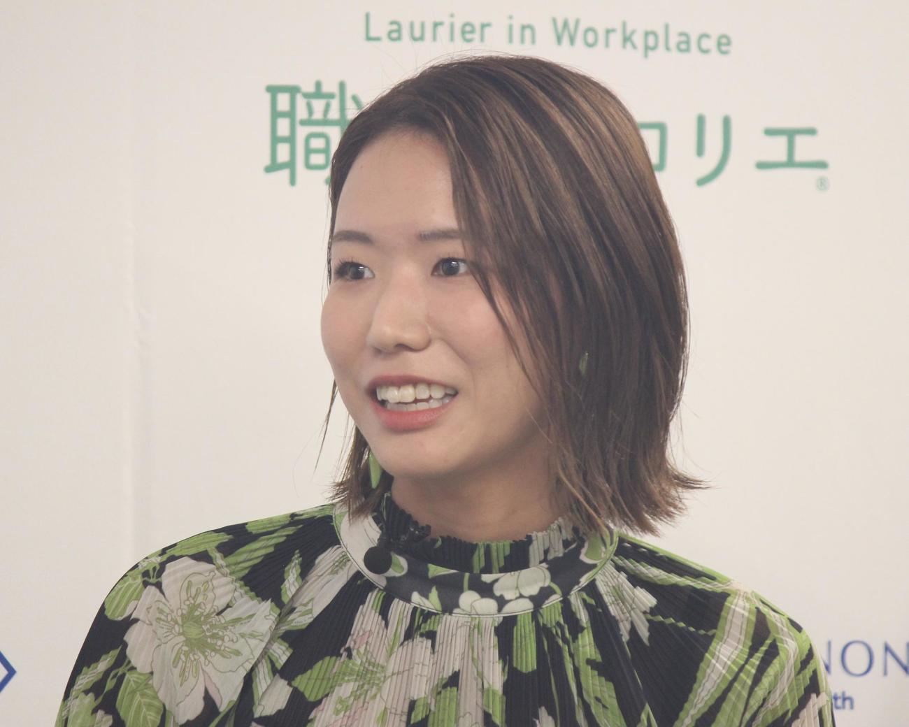 イベントで笑顔を見せる古賀紗理那さん（撮影・勝部晃多）