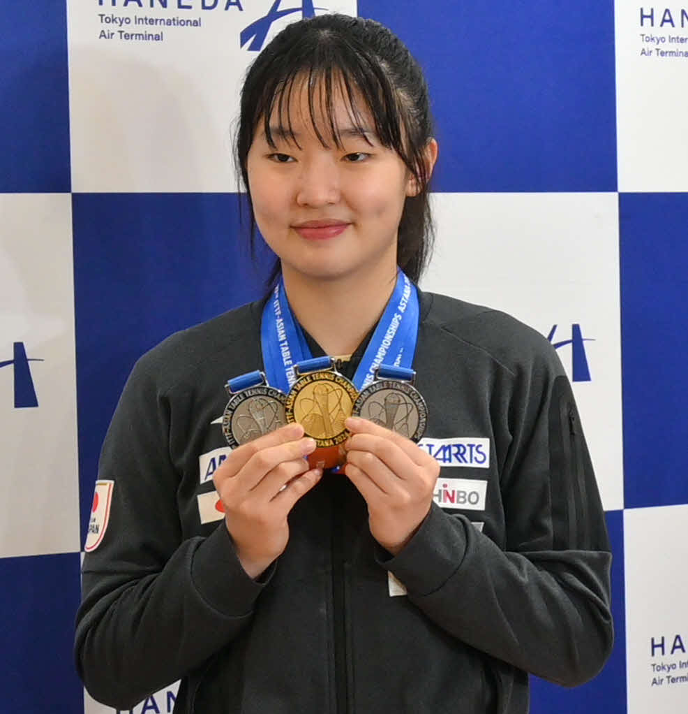 卓球アジア選手権で獲得した3つのメダルを見せる張本美（撮影・飯岡大暉）