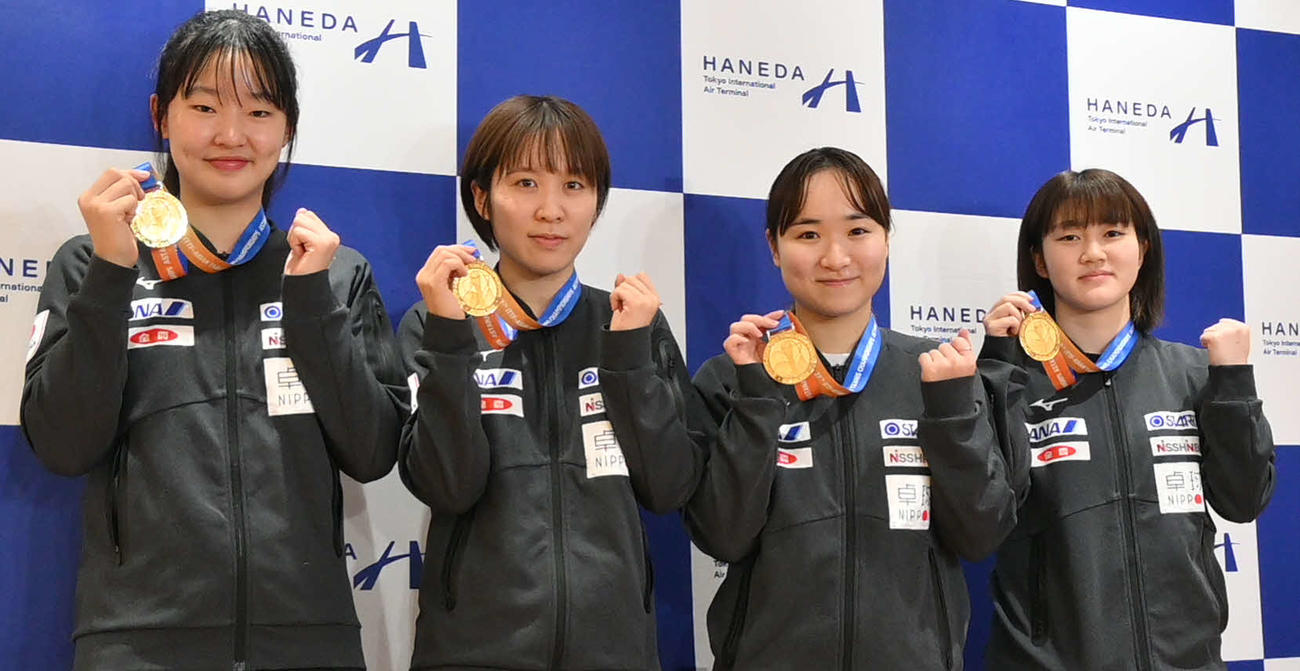 卓球アジア選手権で金メダルを獲得した女子団体メンバー。左から張本美、平野、伊藤、大藤（撮影・飯岡大暉）