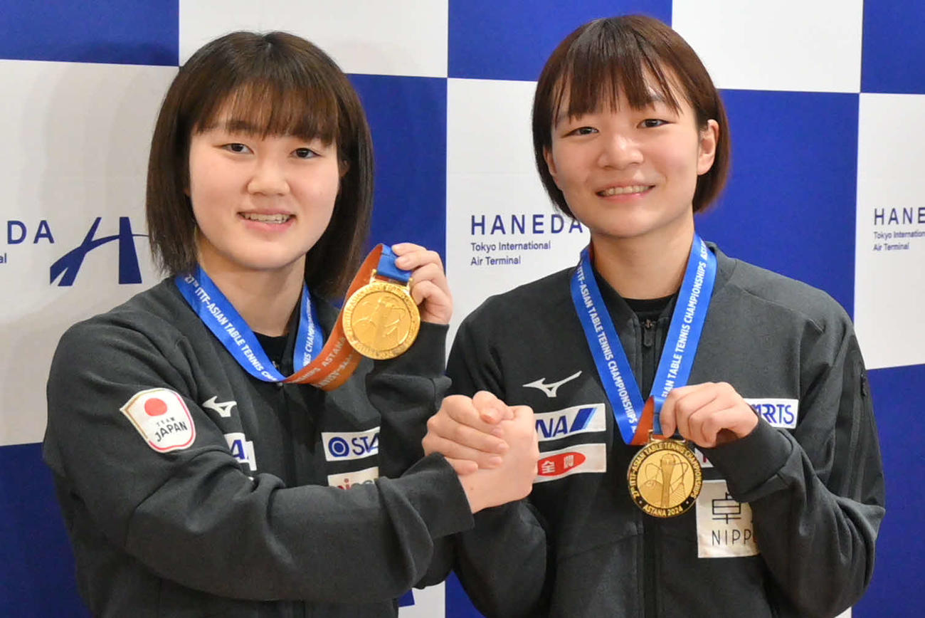 卓球アジア選手権女子ダブルスで金メダルを獲得した大藤（左）と横井（撮影・飯岡大暉）