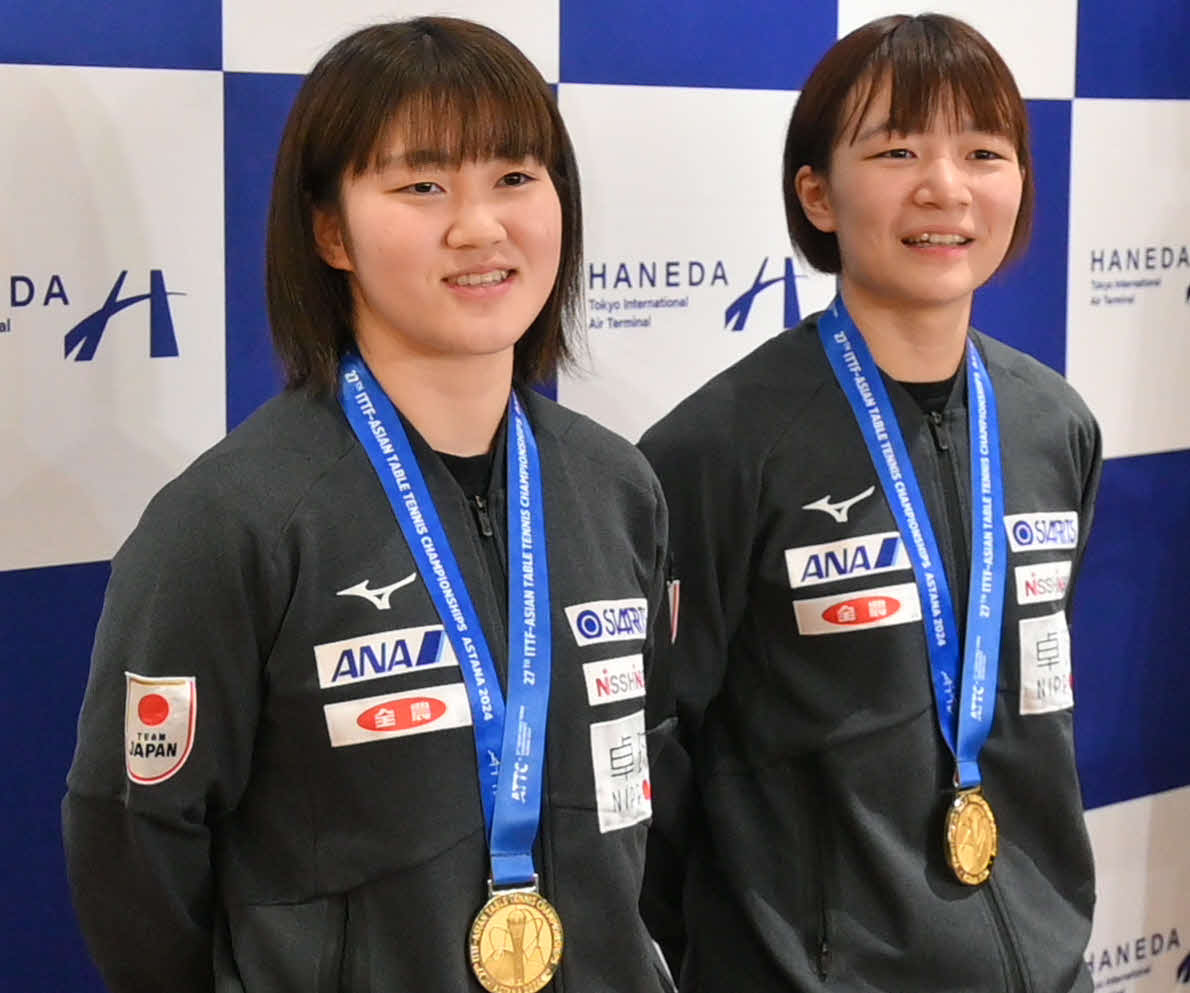 卓球アジア選手権女子ダブルスで金メダルを獲得した大藤（左）と横井（撮影・飯岡大暉）
