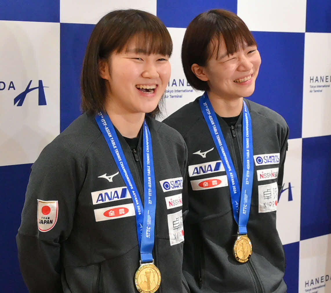 卓球アジア選手権女子ダブルスで金メダルを獲得した大藤（左）と横井（撮影・飯岡大暉）