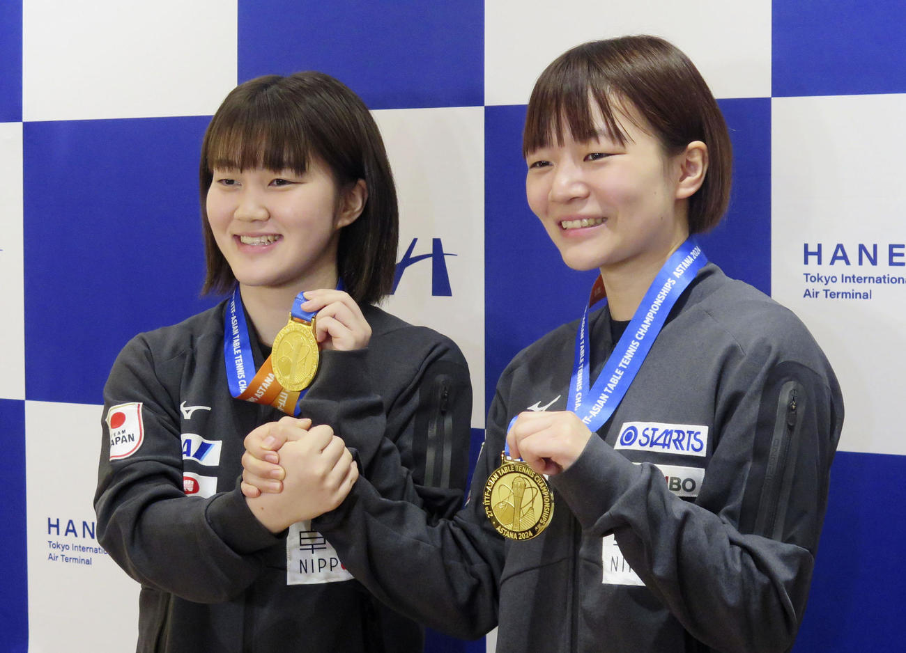 卓球のアジア選手権から帰国し、取材に応じる大藤沙月（左）と横井咲桜（共同）