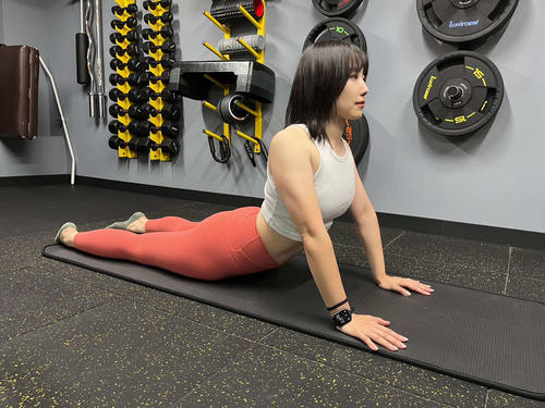 肘を伸ばすとさらにストレッチがかかります