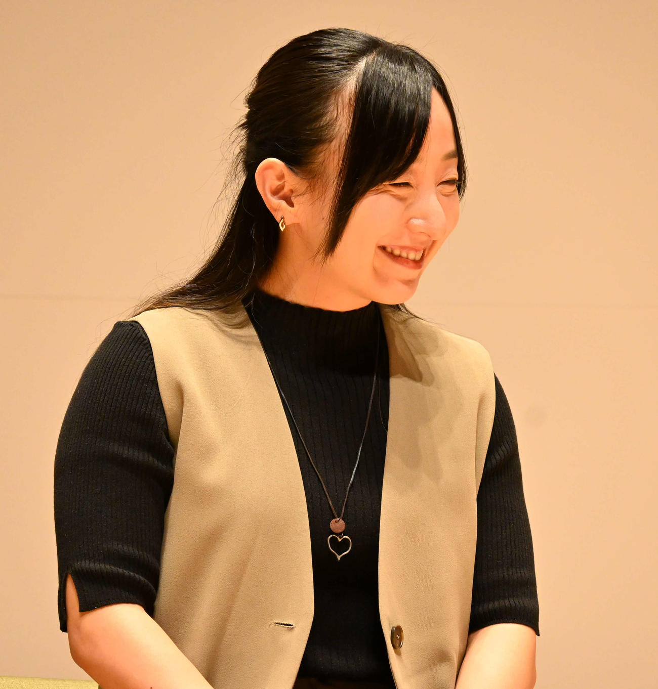 日本カーリング選手権大会横浜2025スタートイベントで笑顔を見せる藤沢（撮影・飯岡大暉）