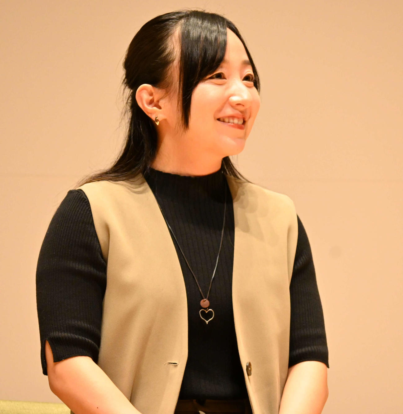 日本カーリング選手権大会横浜2025スタートイベントで笑顔を見せる藤沢（撮影・飯岡大暉）