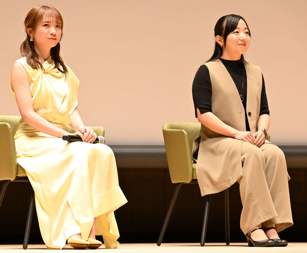 日本カーリング選手権大会横浜2025スタートイベントに出席した藤沢（右）と秋元（撮影・飯岡大暉）