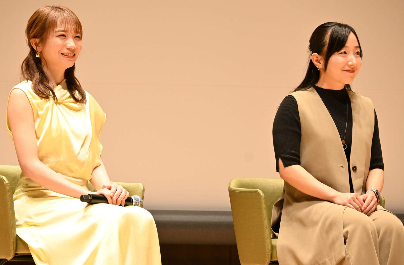 日本カーリング選手権大会横浜2025スタートイベントに出席した藤沢（右）と秋元（撮影・飯岡大暉）