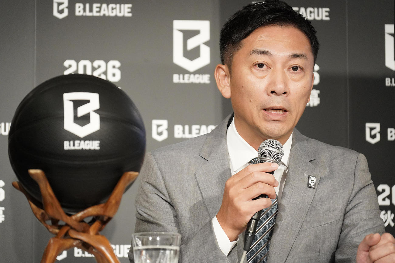 プレミアライセンス交付クラブを発表するBリーグ島田チェアマン（撮影・中島郁夫）