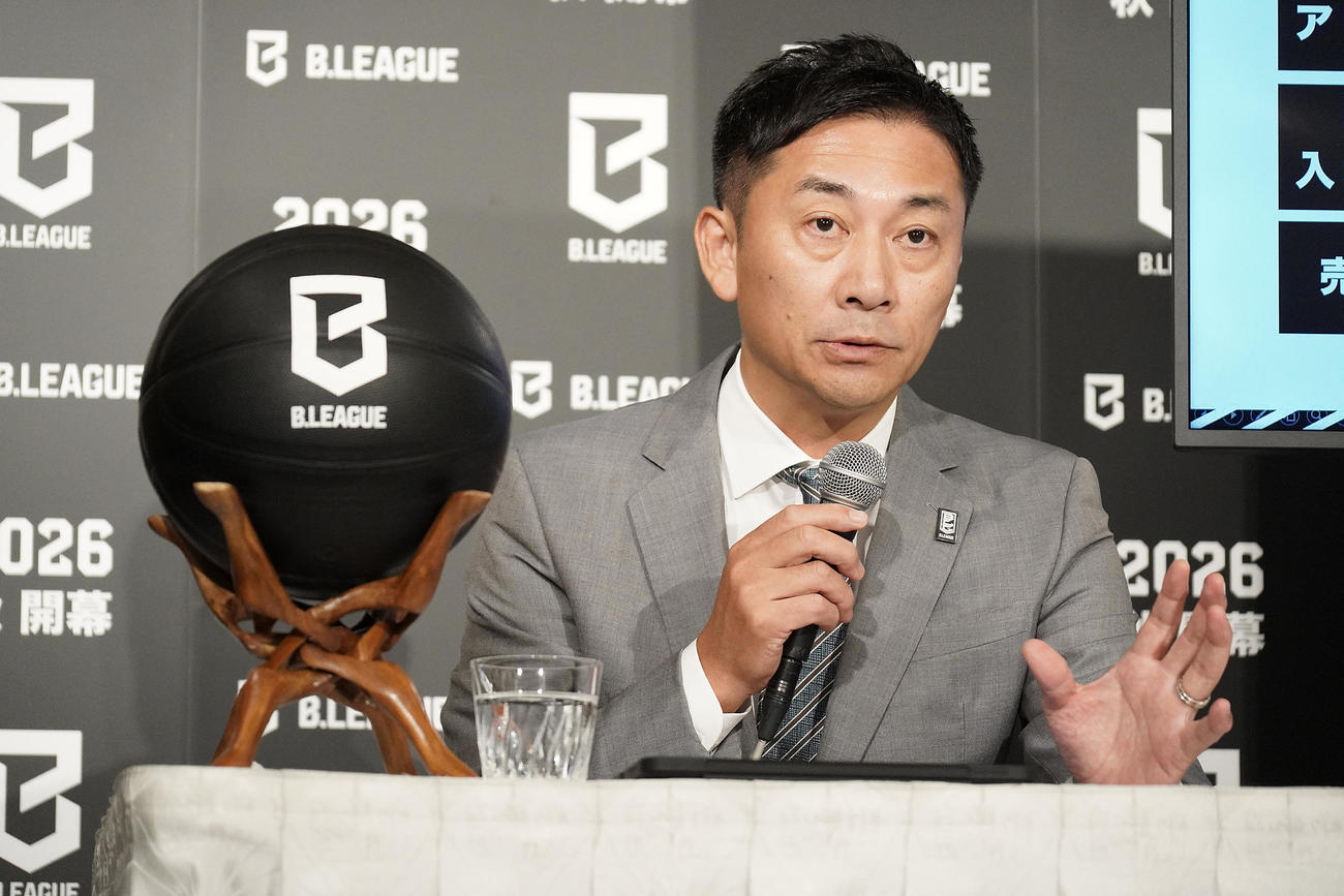 プレミアライセンス交付クラブを発表するBリーグ島田チェアマン（撮影・中島郁夫）