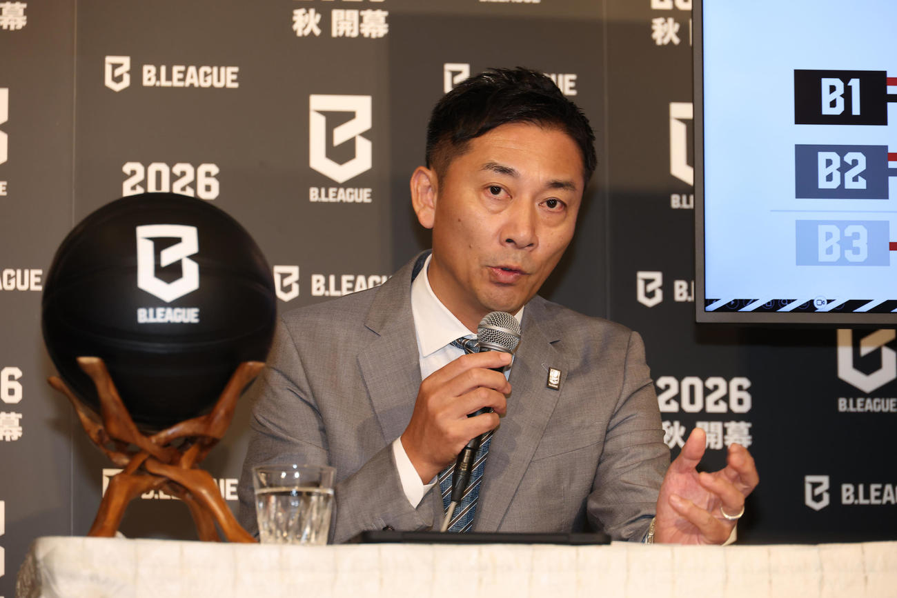 プレミアライセンス交付クラブを発表するBリーグ島田チェアマン（撮影・中島郁夫）