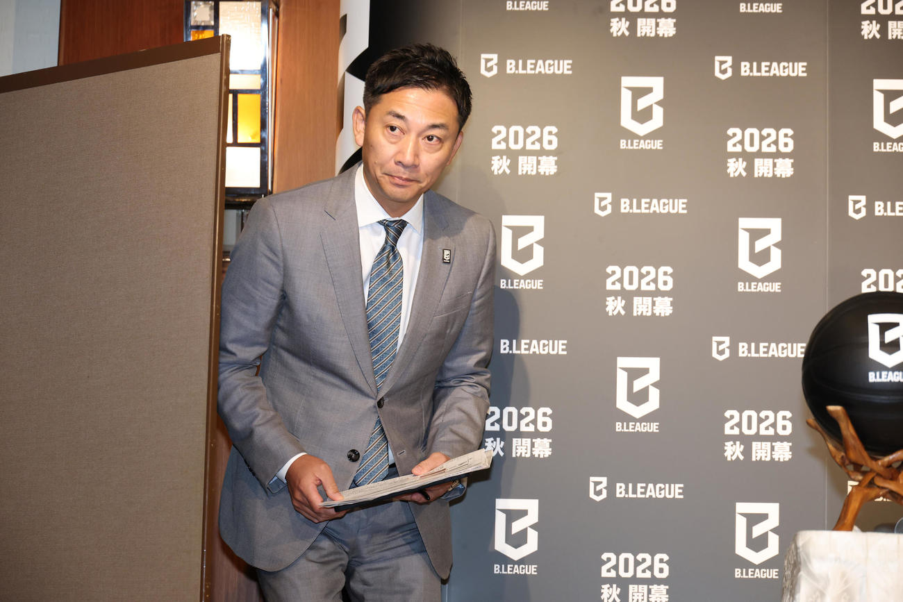プレミアライセンス交付クラブ発表会場に入場するBリーグ島田チェアマン（撮影・中島郁夫）