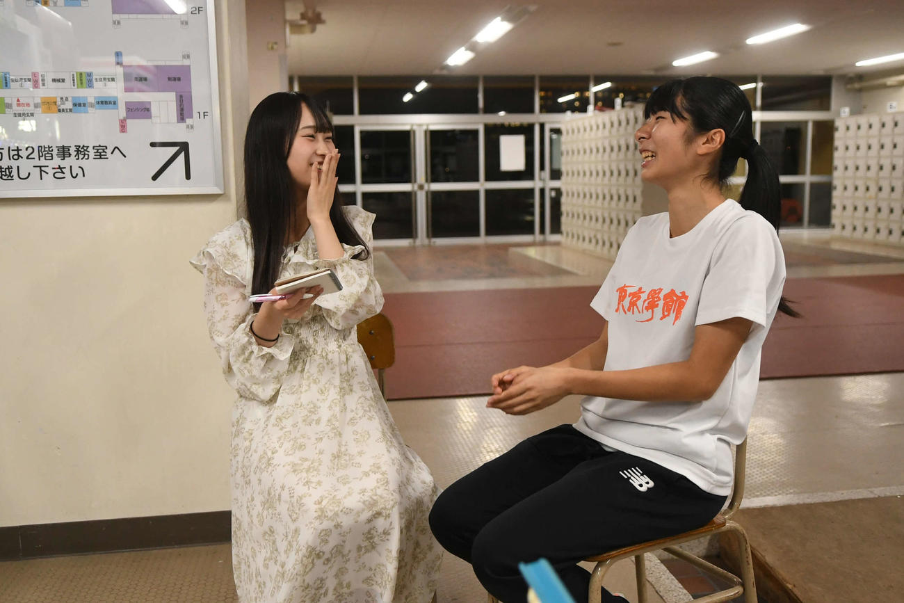 理沙さん（右）とは年齢が近いこともあって、インタビュー中はいろいろな話で盛り上がりました