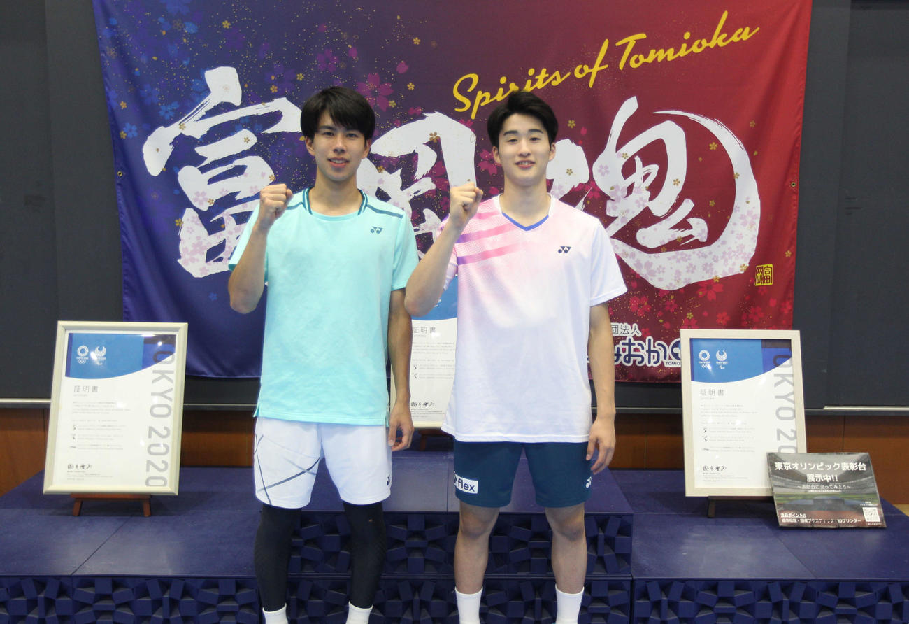 ワタガシペアから贈呈された表彰台の前でガッツポーズの松川（左）と中静（撮影・高橋香奈）