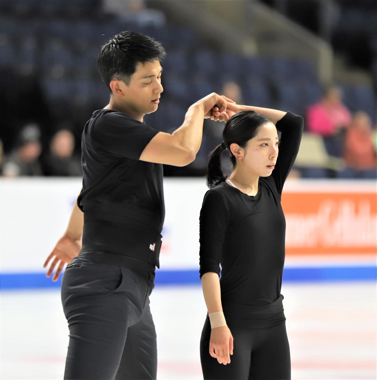GPシリーズ第1戦スケートアメリカの公式練習に参加したペアの木原龍一（左）三浦璃来組（撮影・藤塚大輔）