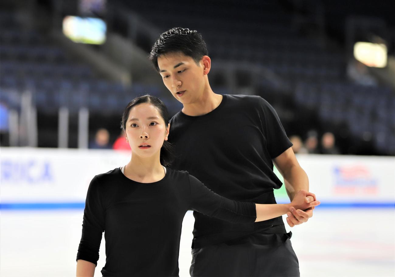 GPシリーズ第1戦スケートアメリカの公式練習に参加したペアの三浦璃来（左）木原龍一組（撮影・藤塚大輔）