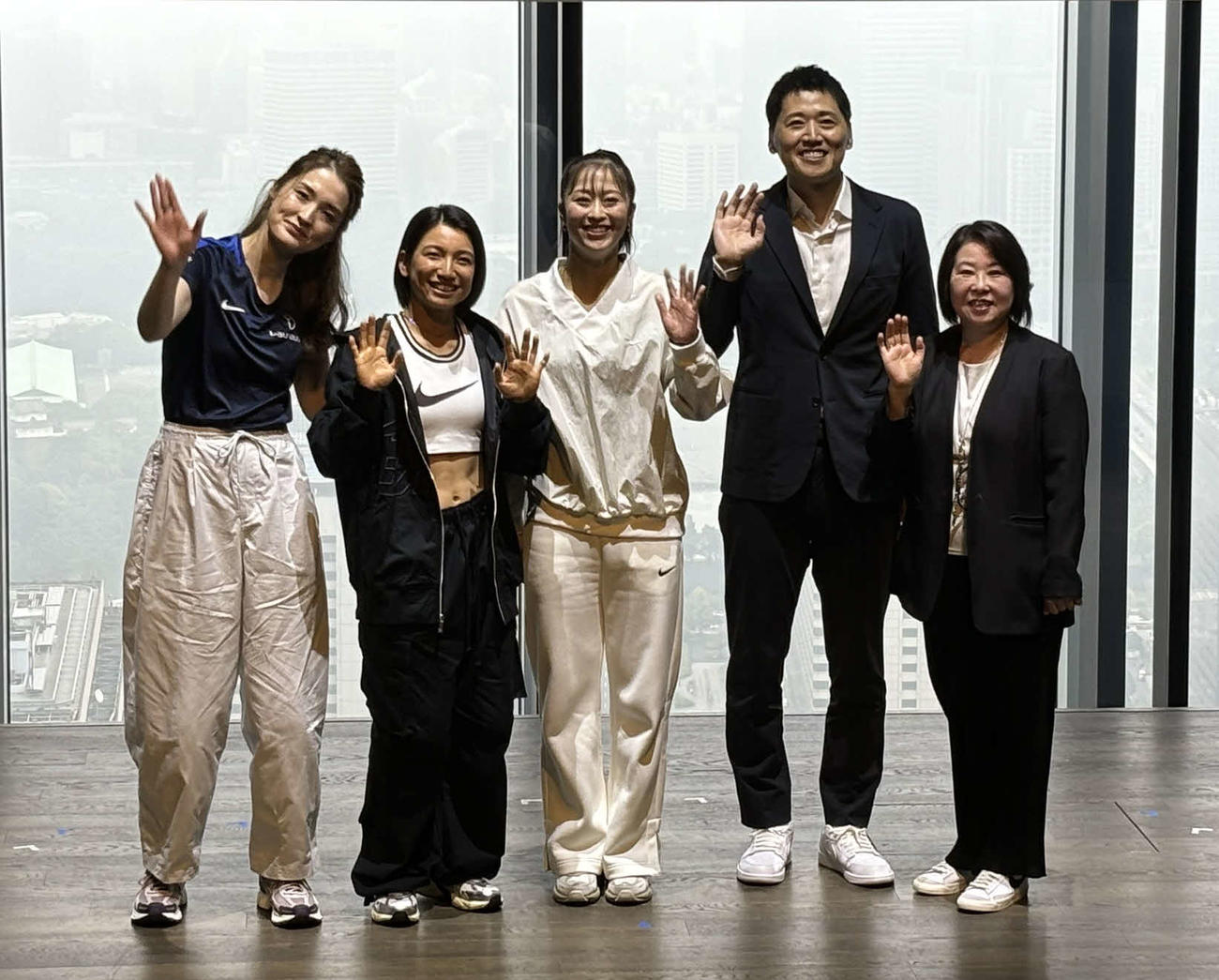 イベントで笑顔を見せる前バスケットボール女子日本代表監督の恩塚亨氏（左から4番目）（撮影・勝部晃多）
