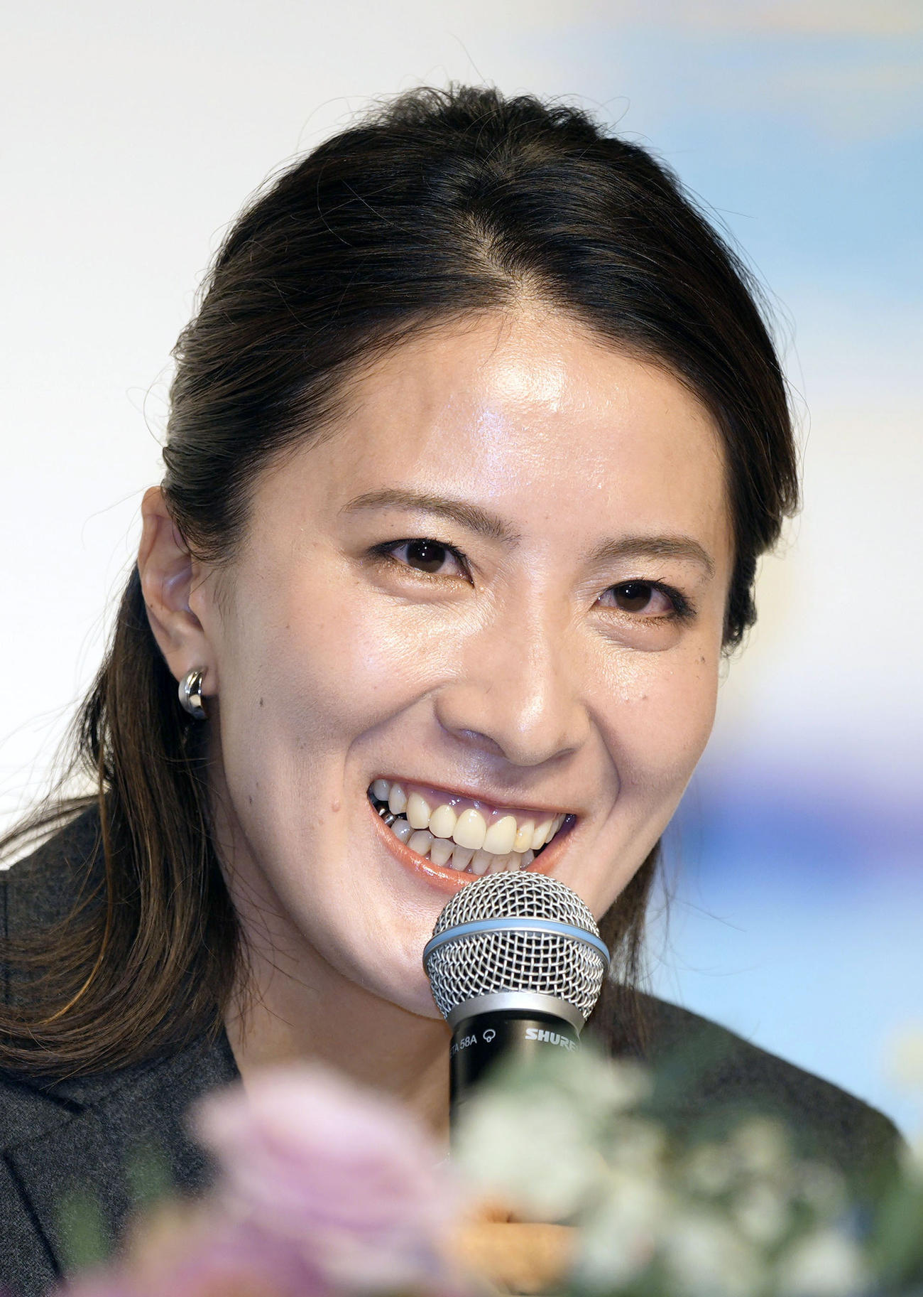 現役引退の記者会見で笑顔を見せる競泳女子の大橋悠依（共同）