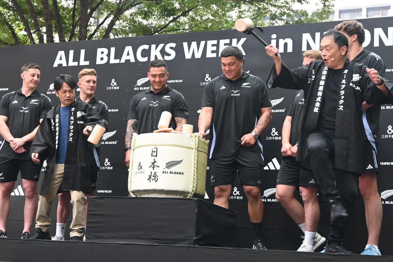 鏡開きをする中川家とニュージーランド代表「オールブラックス」の6選手（撮影・飯岡大暉）