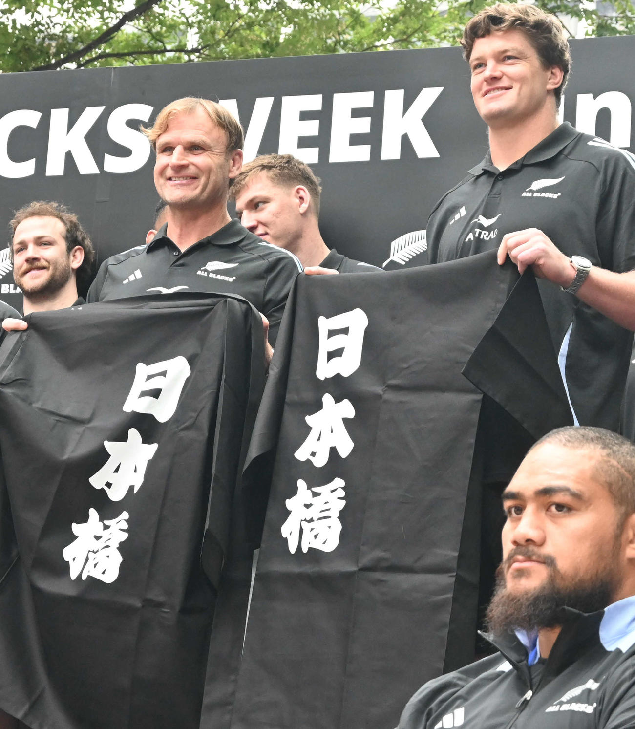 「日本橋」と書かれたはっぴを手にするラグビーニュージーランド代表「オールブラックス」のロバートソン監督（左）とバレット主将（撮影・飯岡大暉）