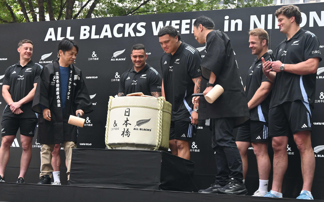 鏡開きをする中川家とニュージーランド代表「オールブラックス」の6選手（撮影・飯岡大暉）