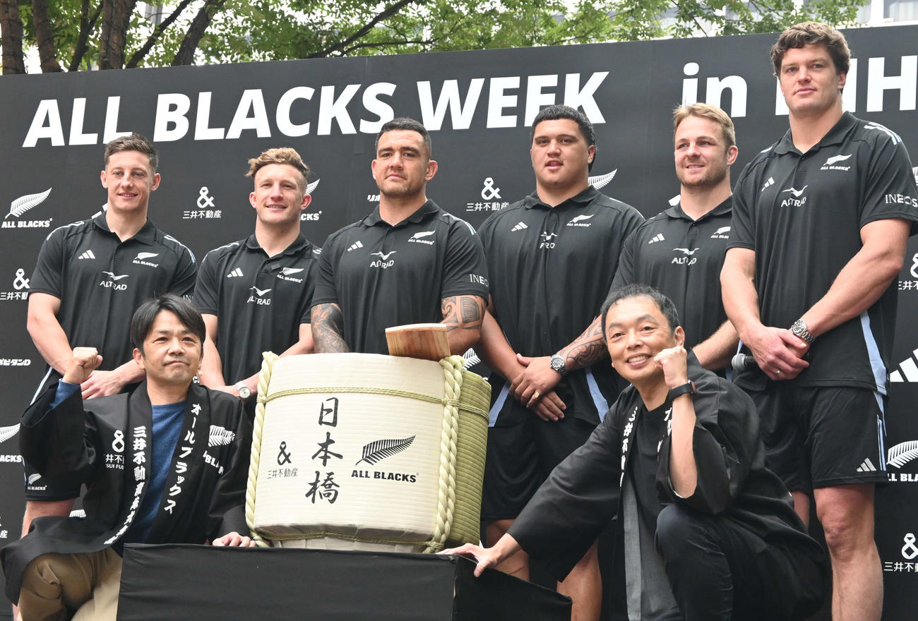 鏡開きをする中川家（前列）とニュージーランド代表「オールブラックス」6選手（撮影・飯岡大暉）