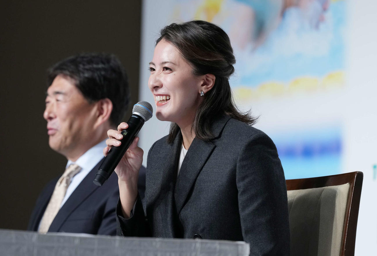 引退会見に臨む大橋。後方は平井氏（撮影・小沢裕）