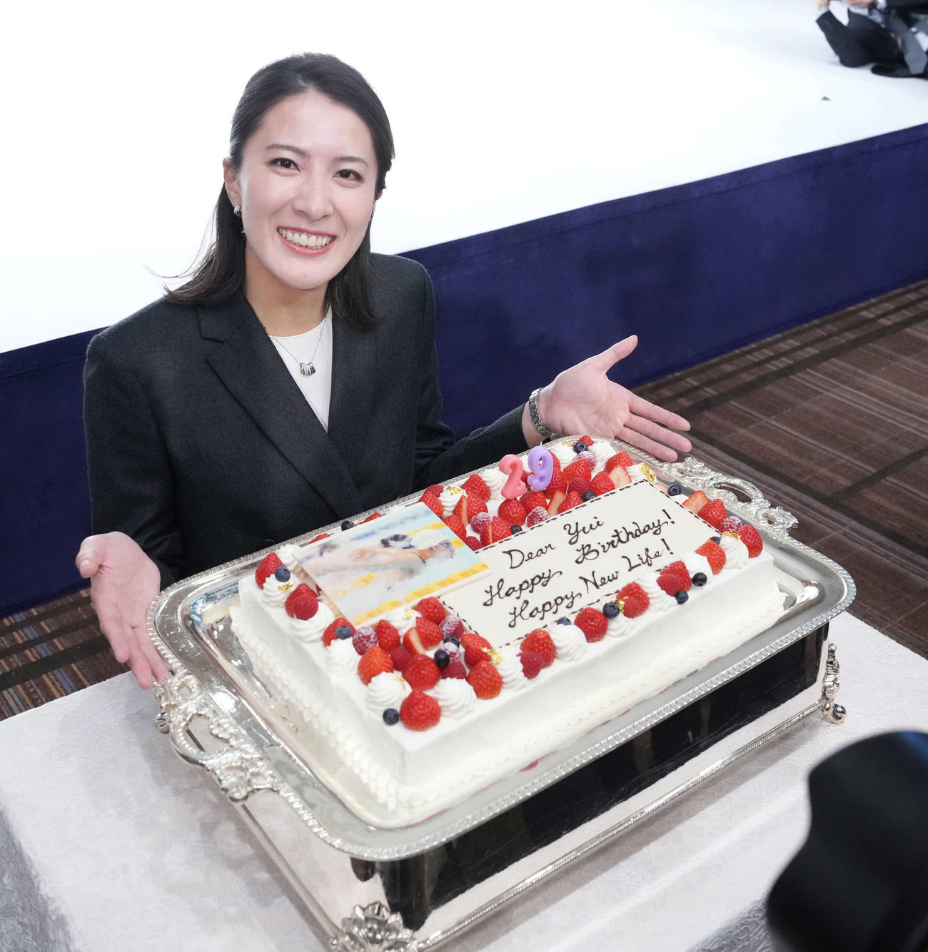 引退会見に臨んだ大橋はバースデーケーキとともに記念撮影に納まる（撮影・小沢裕）