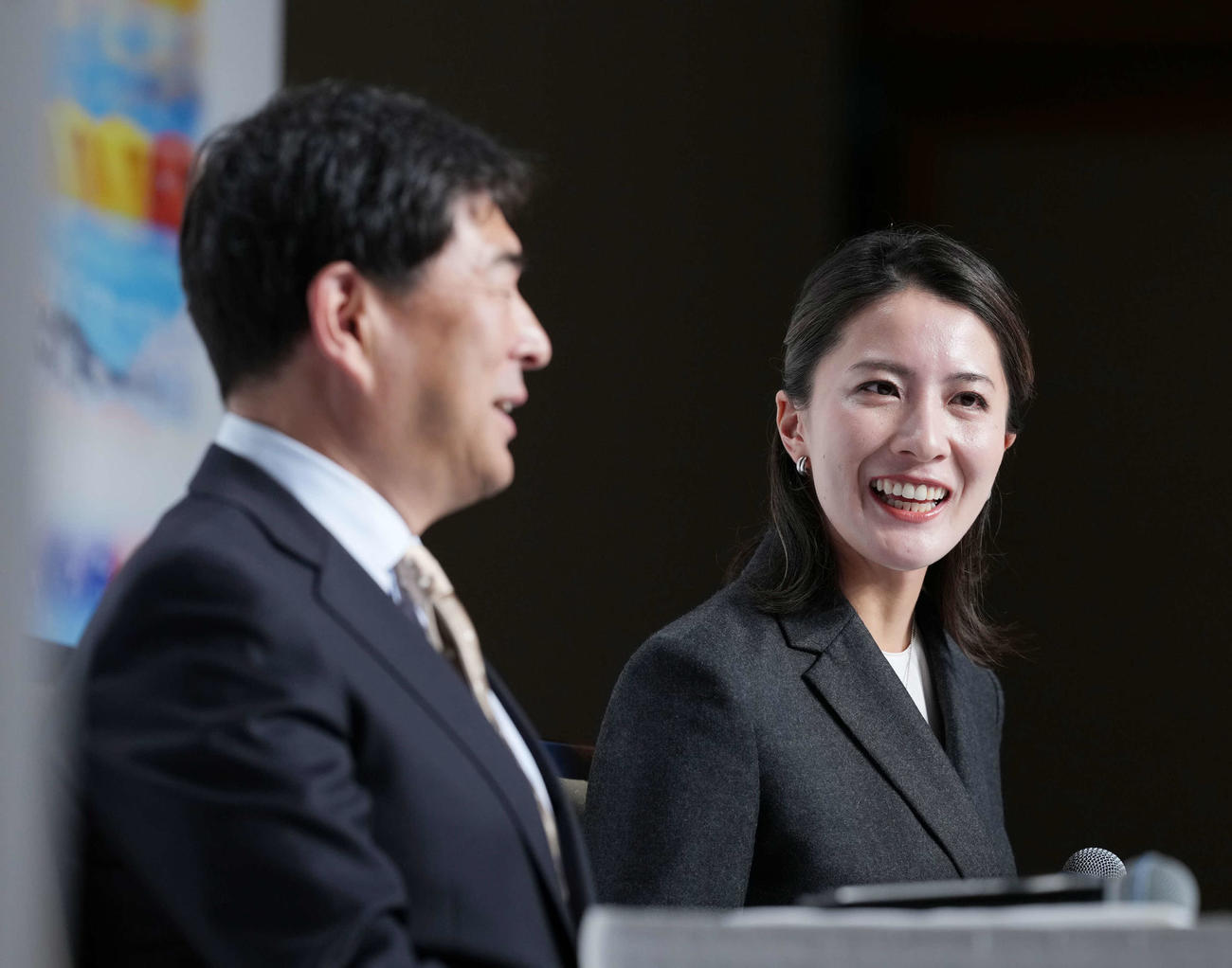 引退会見に臨む大橋。手前左は平井監督（撮影・小沢裕）