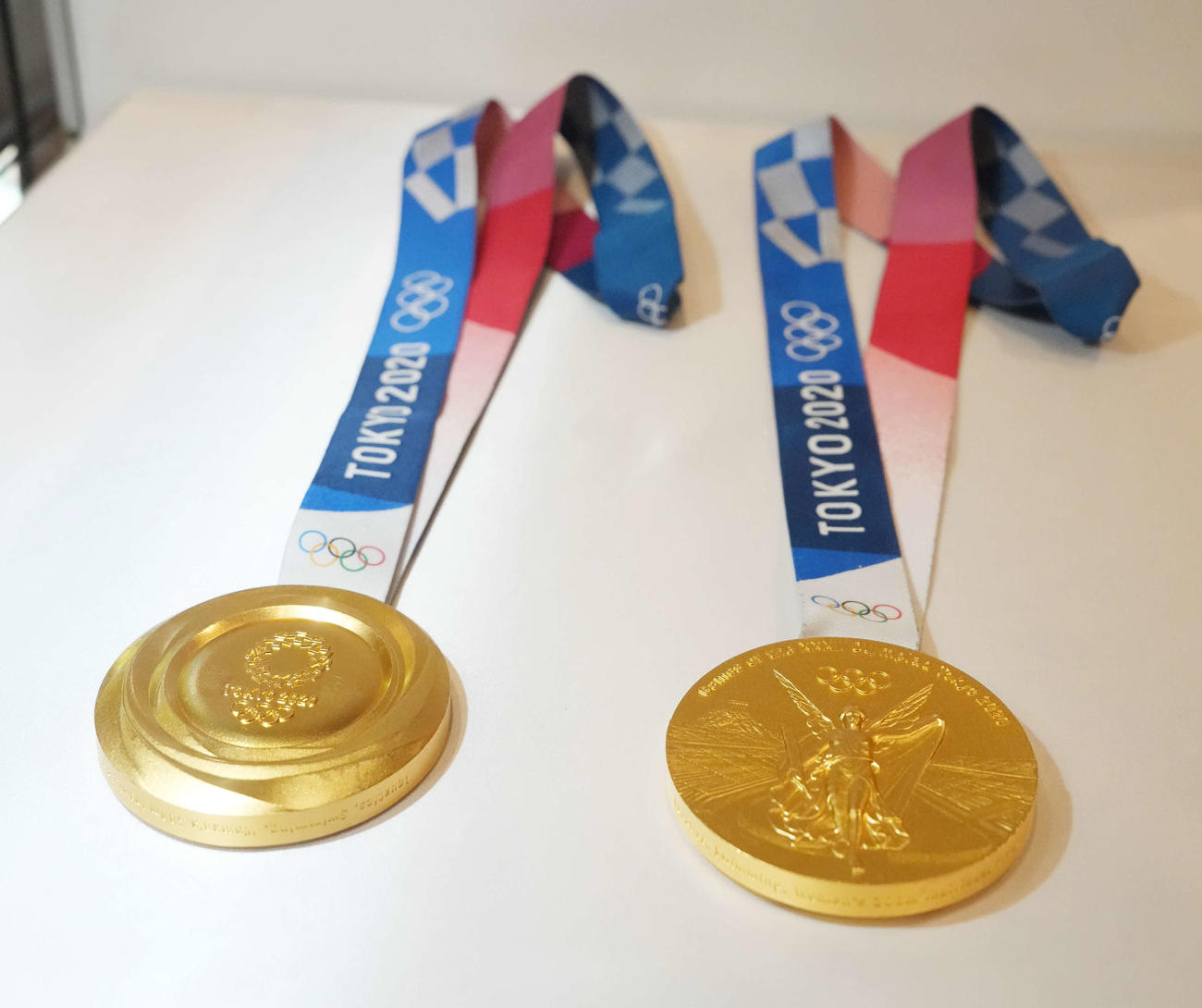 大橋の引退会見で展示された東京五輪で獲得した金メダル（撮影・小沢裕）