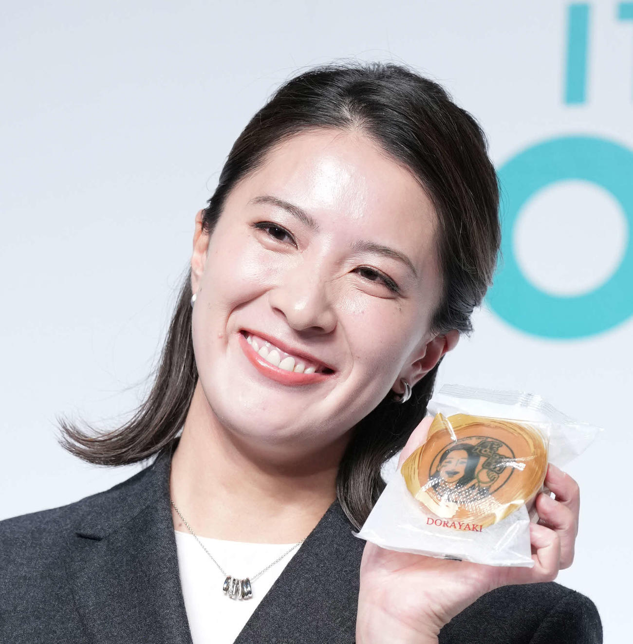 引退会見を終えた大橋悠依は報道陣に用意したお土産の「どらやき」を披露する（撮影・小沢裕）