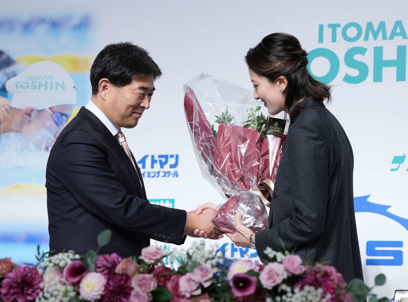引退会見に臨んだ大橋（右）は元日本代表ヘッドコーチの平井監督から花束贈呈を受け握手を交わす（撮影・小沢裕）