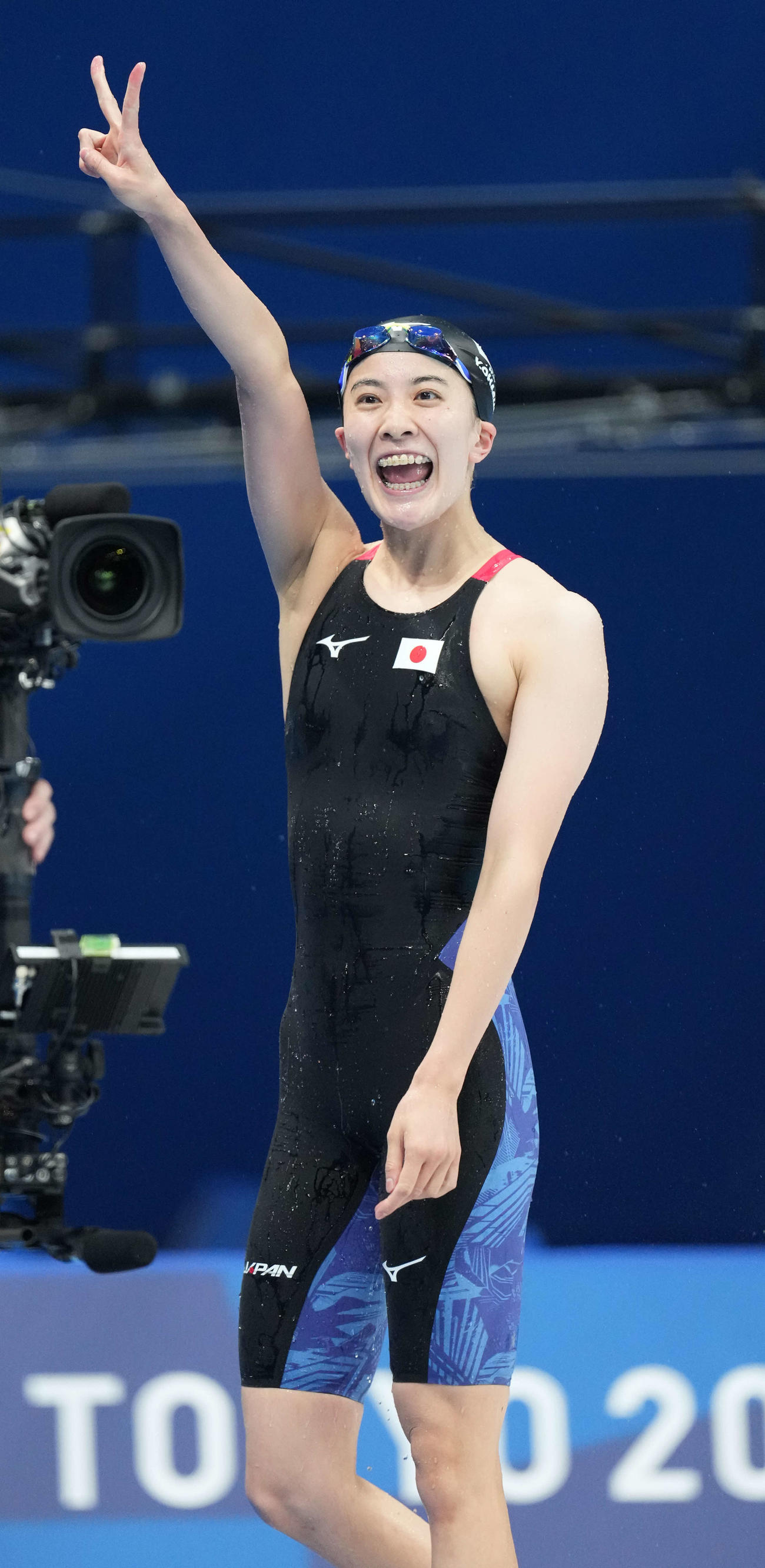 東京五輪女子200メートル個人メドレーを制し、2冠を達成した大橋悠依は応援席に向かって笑顔でVサイン