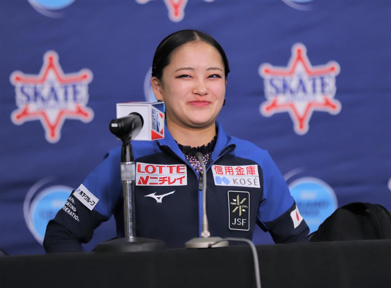 フィギュアスケートGPシリーズ第1戦スケートアメリカ女子SPで3位発進し、上位3選手による会見でほほ笑む渡辺（撮影・藤塚大輔）