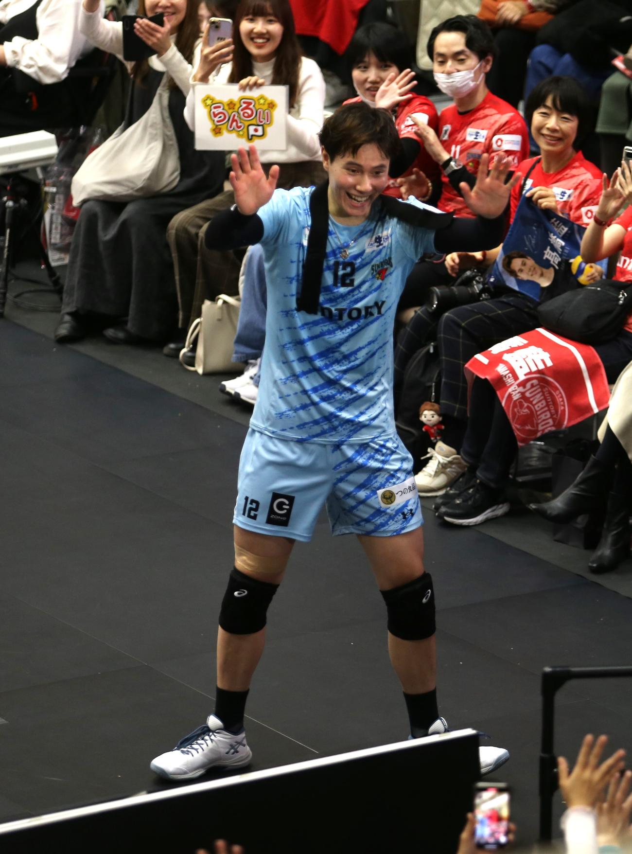 今季リーグ戦初勝利を飾ったサントリー高橋藍は、敵地旭川のファンに笑顔を見せる（撮影・中島洋尚）