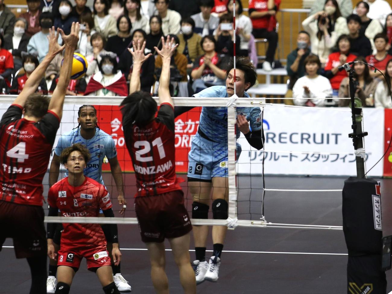 サントリー高橋藍は強烈なスパイクを打ち込む（撮影・中島洋尚）