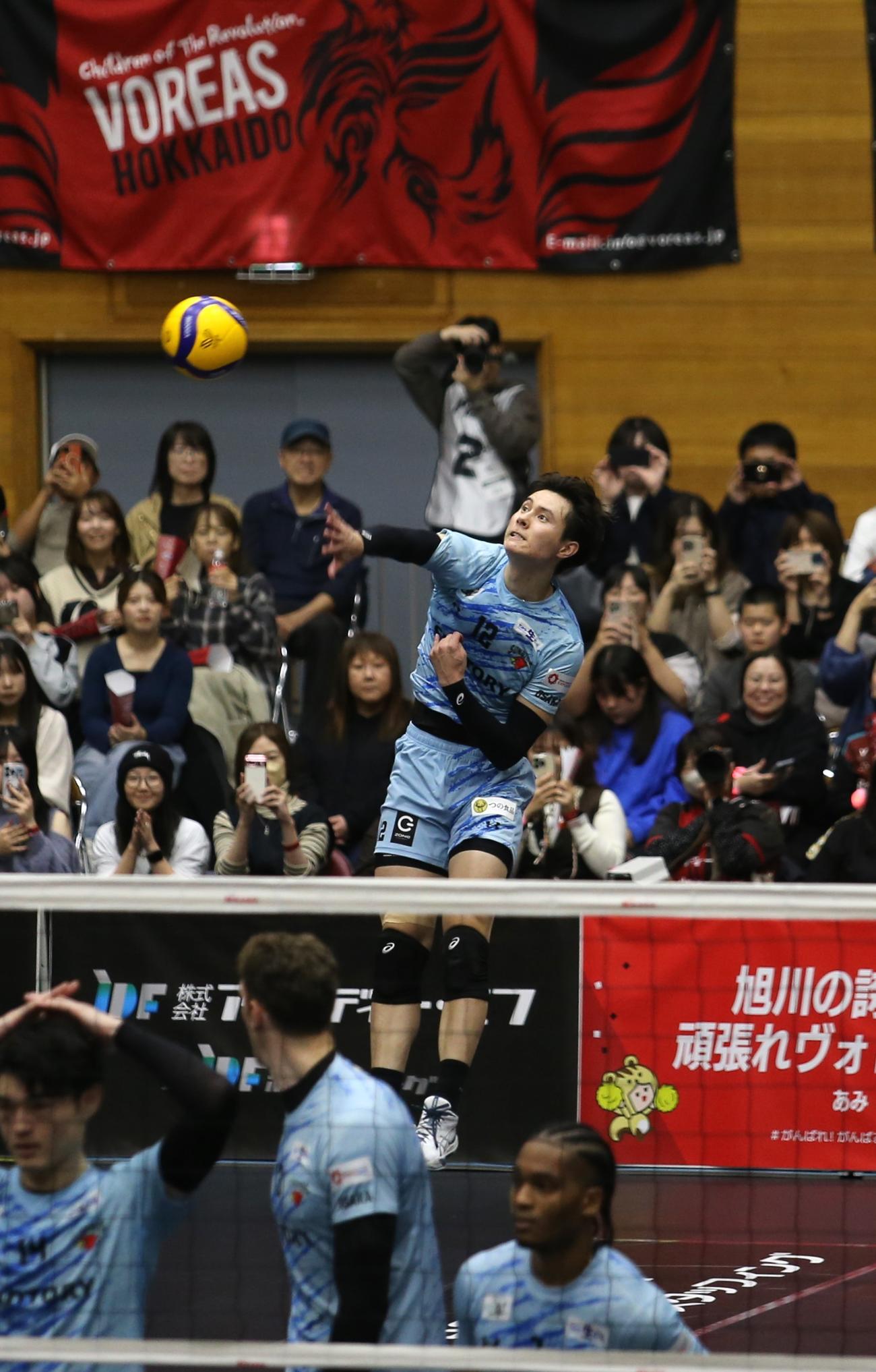 サントリー高橋藍はジャンピングサーブを打ち込む（撮影・中島洋尚）