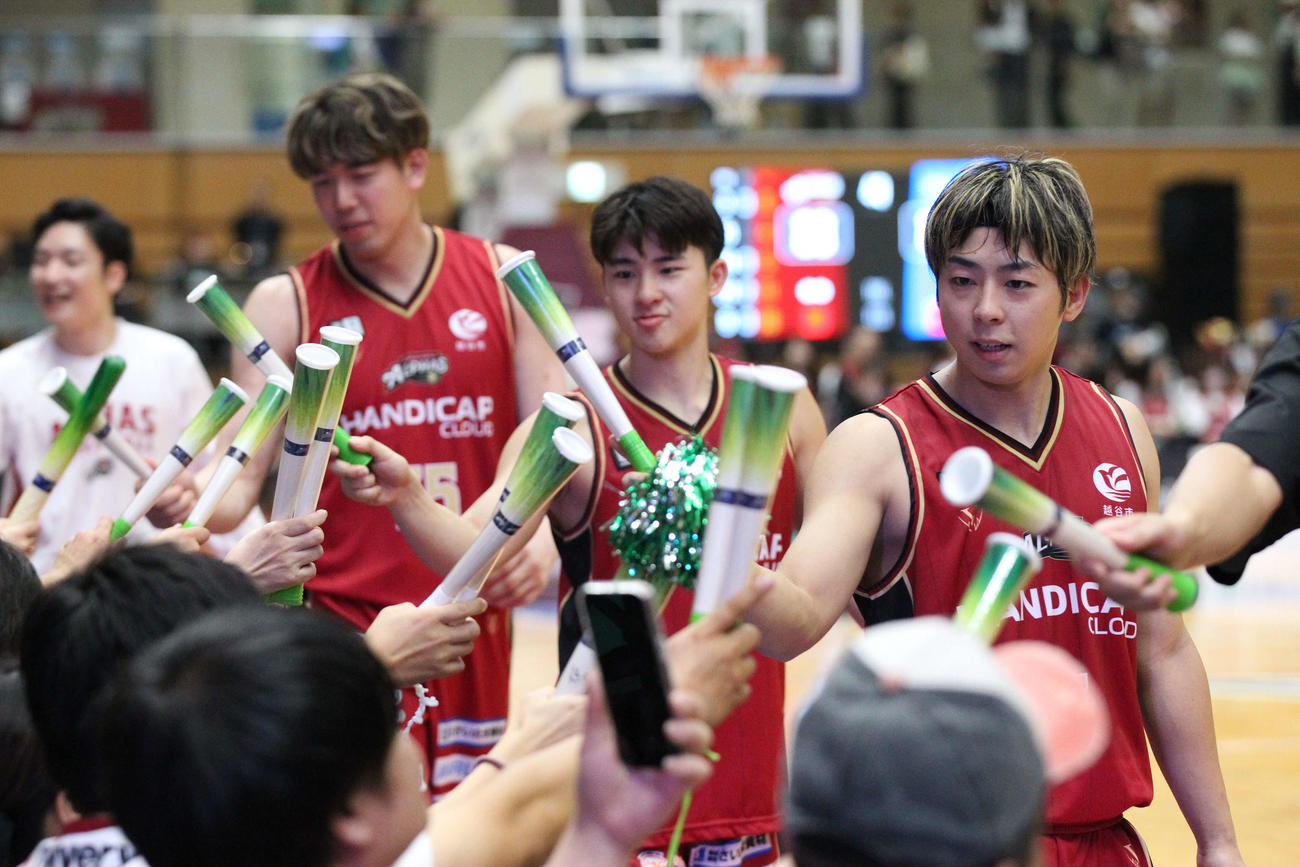越谷対島根　B1初勝利を挙げた越谷の選手はファンと一緒に「ネギタッチ」で勝利を祝う（撮影・沢田啓太郎）