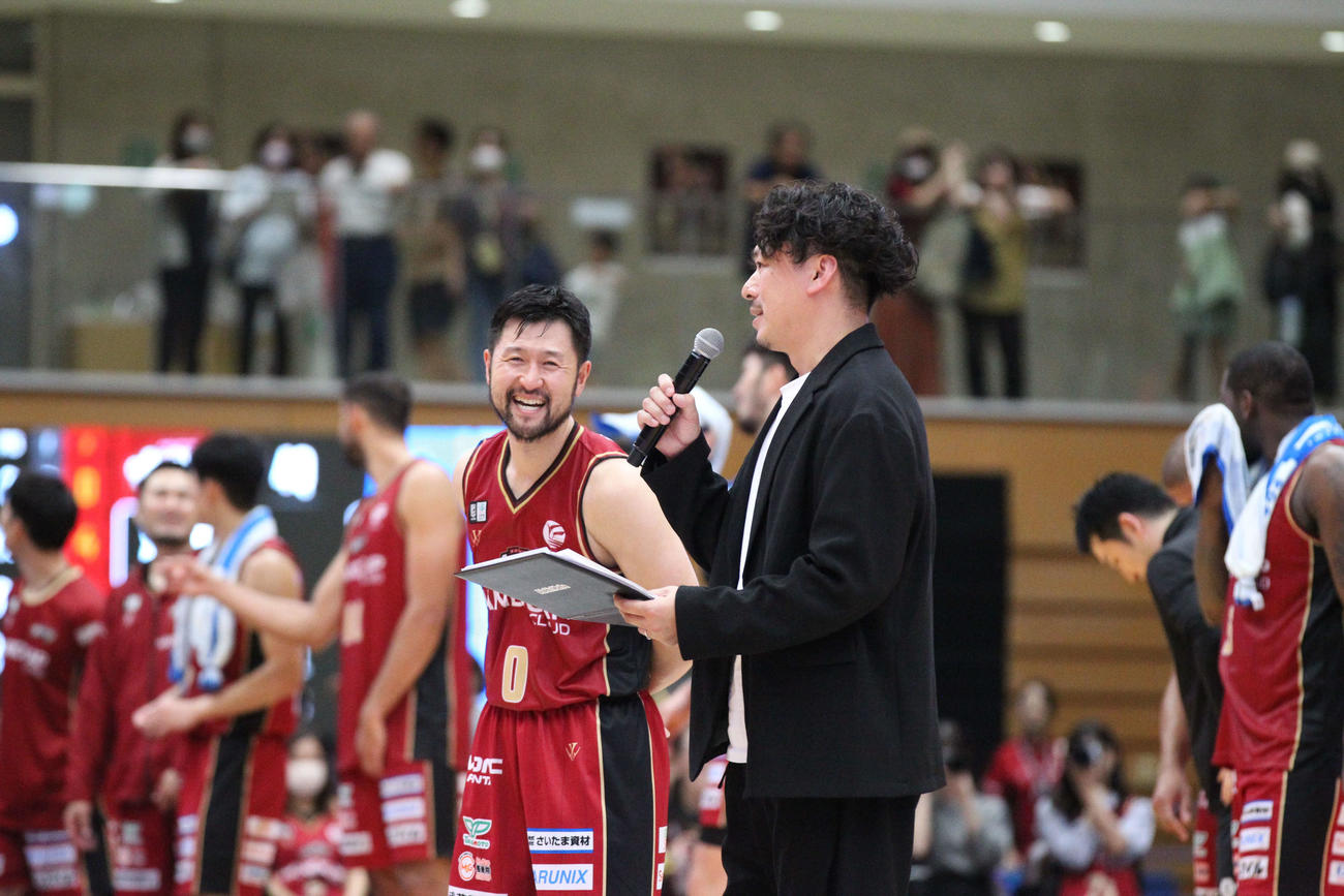越谷対島根　主将としてチームを引っ張り、勝利のインタビューに答える越谷橋本（撮影・沢田啓太郎）