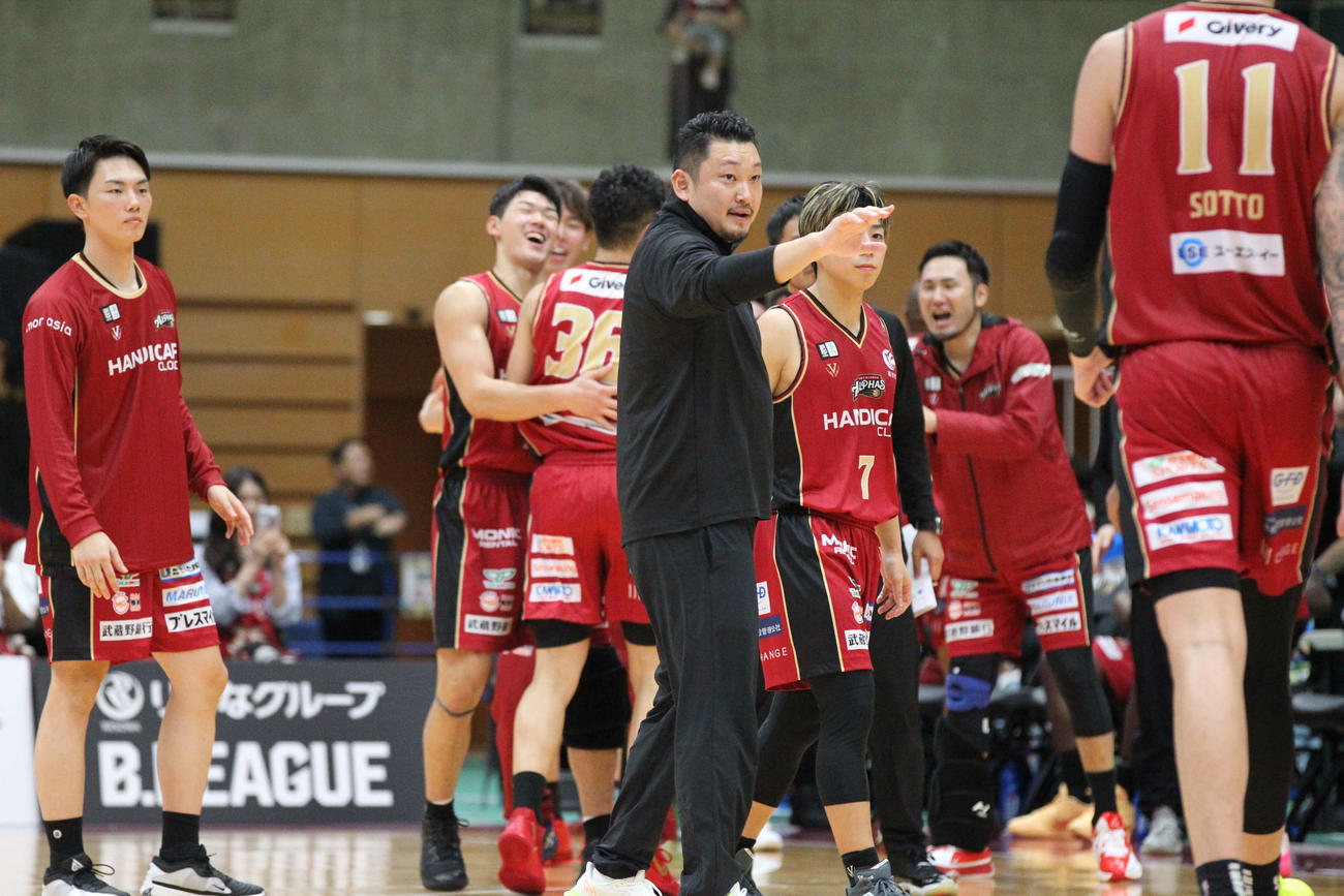 越谷対島根　試合中に指示を出す越谷の安齋HC（撮影・沢田啓太郎）