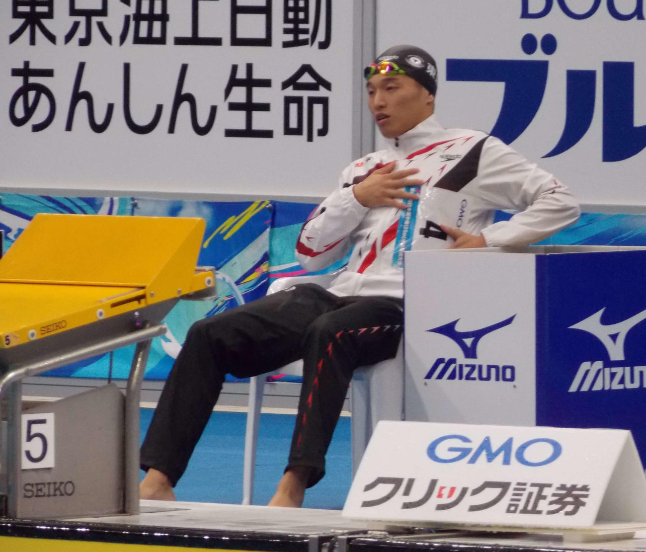 競泳の日本短水路選手権男子200メートル平泳ぎ決勝に向けて準備する深沢大和（撮影・松本航）