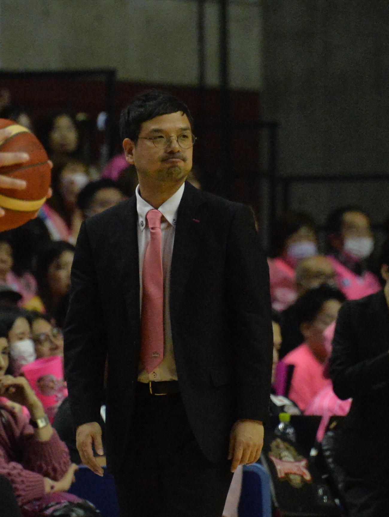 秋田対佐賀　試合に敗れ、唇を固く結ぶB1秋田・前田ヘッドコーチ（撮影・浜本神威）