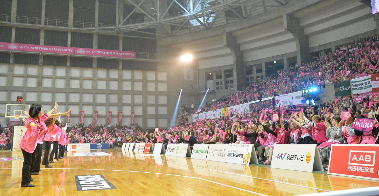秋田対佐賀　4000人を超える秋田ブースターが選手を鼓舞（撮影・浜本神威）