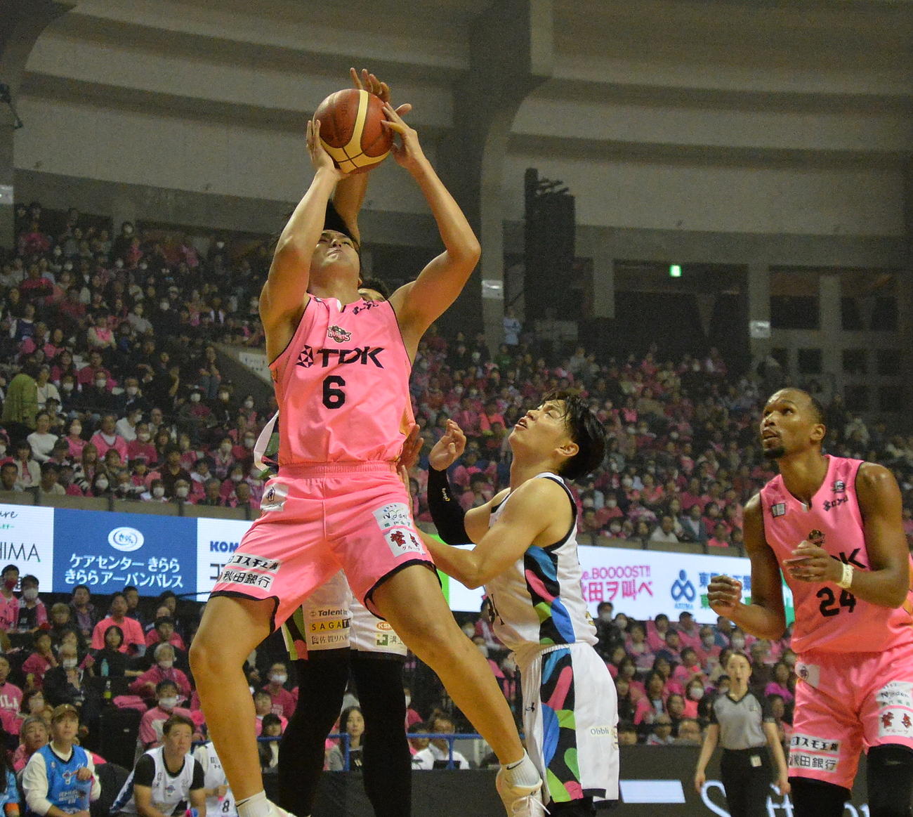 秋田対佐賀　ゴール下で果敢にシュートを狙うB1秋田・赤穂（左）（撮影・浜本神威）