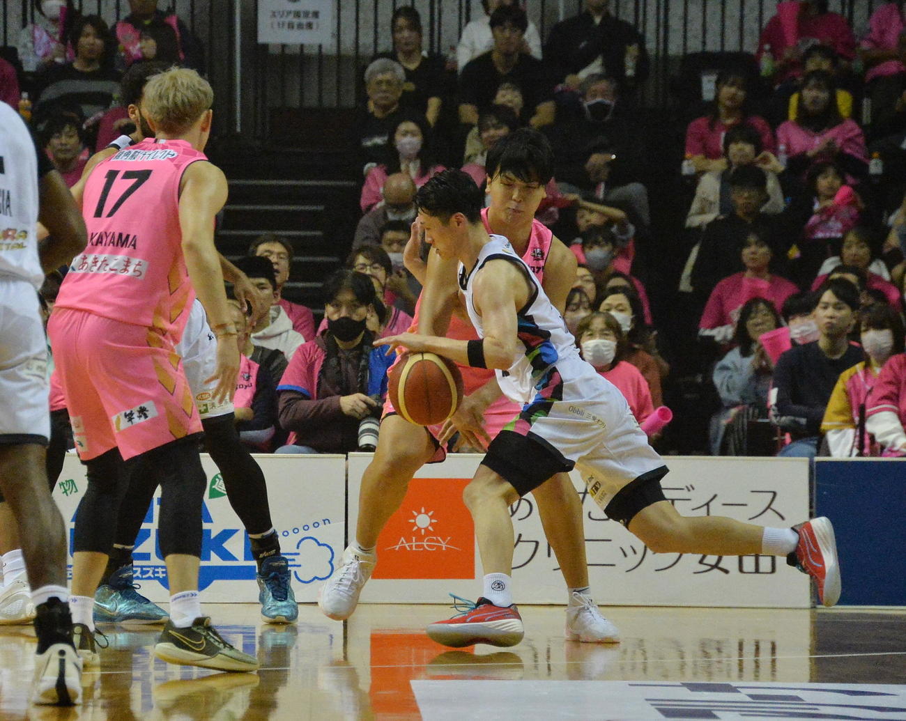 秋田対佐賀　体を張ってディフェンスするB1秋田・赤穂（奥）（撮影・浜本神威）