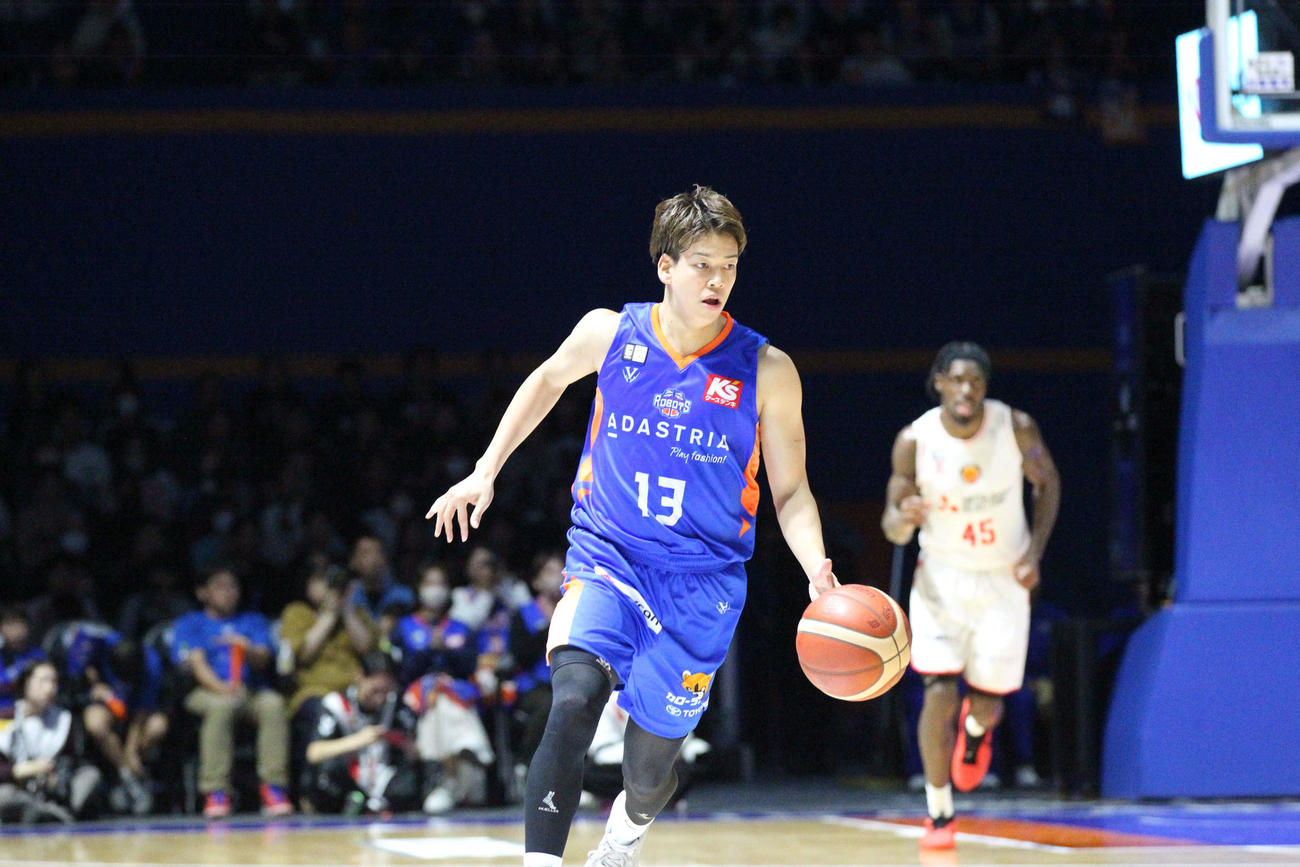 茨城対名古屋D　ドリブルで攻め込む茨城の中村功平（撮影・沢田啓太郎）